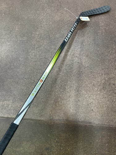 Junior Bauer Vapor Hyperlite 2 Hockey Stick Right Handed P28 53 Flex (Used)