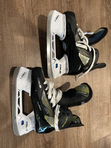 True Catalyst 7 Hockey Skates Regular Width 8.5 (Used)