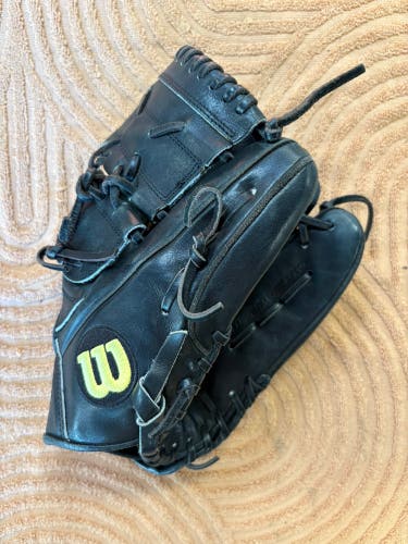 Black Wilson A2000 CK22 RH Pitcher's Baseball Glove 11.5" (Used)