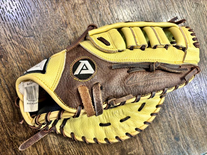 Akadema AHC94 RH First Base Baseball Glove 11.5" (Used)