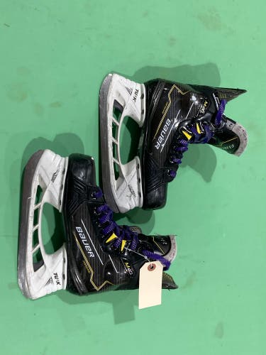 Junior Bauer Supreme M40 Hockey Skates Regular Width Size 2 (Used)