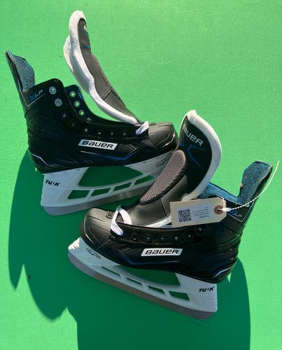 Intermediate Bauer XLP Hockey Skates Regular Width 6 (Used)