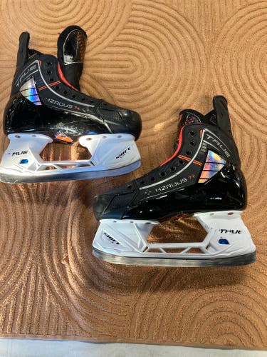 Intermediate True HZRDUS 7X Hockey Skates Regular Width Size 4.5 (Used)