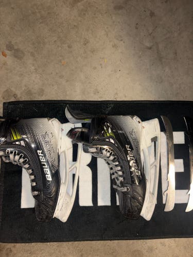 2023 Bauer Vapor Hyperlite 2 Hockey Skates Regular Width Size 5 (Used)