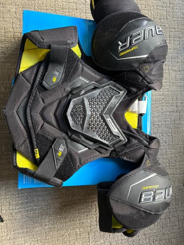 Medium Junior Bauer Supreme 3S Pro Shoulder Pads (Used)