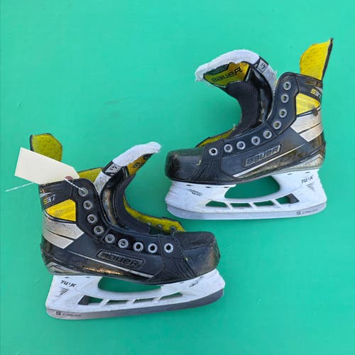 Intermediate Bauer Supreme S37 Hockey Skates Regular Width Size 4.5 (Used)
