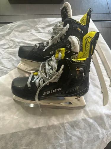 2022 Bauer Supreme M4 Hockey Skates Size 5.5 (Used)