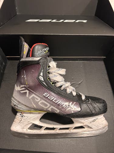 2021 Bauer Vapor Hyperlite Hockey Skates Regular Width 9 (Used)
