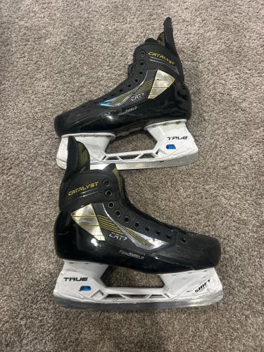 2022 True Catalyst 7 Hockey Skates Regular Width 9.5 (Used)