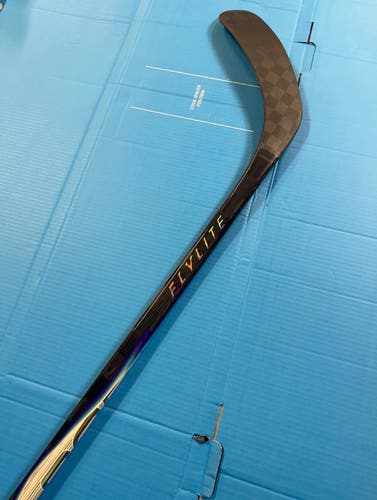 Single-Bauer Vapor FlyLite RH P29 77 Flex Hockey Stick (New)