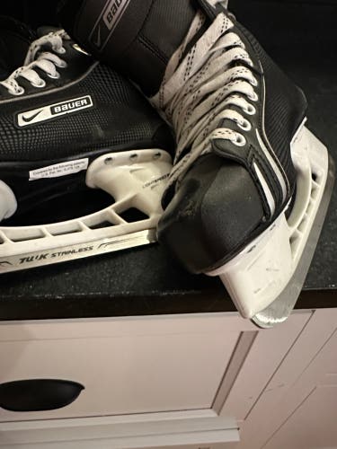 Bauer Hockey Skates Regular Width 7.5 like new (Used)
