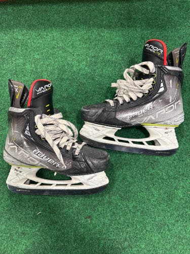Intermediate Bauer Vapor Hyperlite Hockey Skates Size (Fit 1) Size 4.5 (Used)