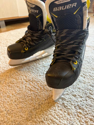 2020 Bauer Supreme S35 Hockey Skates Regular Width Size 3.5 (Used)