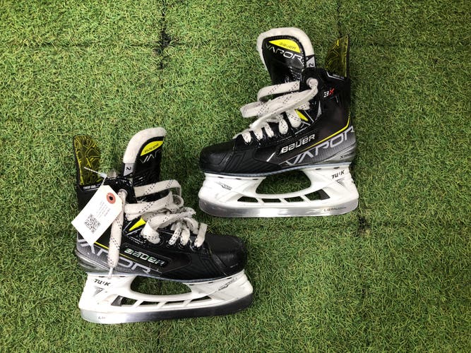 Junior Bauer Vapor 3X Hockey Skates Regular Width Size 2.0 (Used)