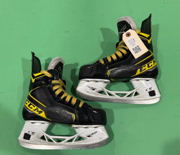 Junior CCM Super Tacks 9380 Hockey Skates Regular Width Size 2 (Used)