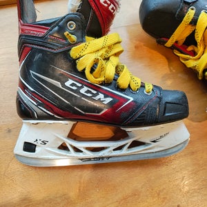 Used Intermediate CCM JetSpeed Control Hockey Skates Regular Width Size 5
