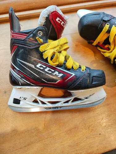 Used Intermediate CCM JetSpeed Control Hockey Skates Regular Width Size 5