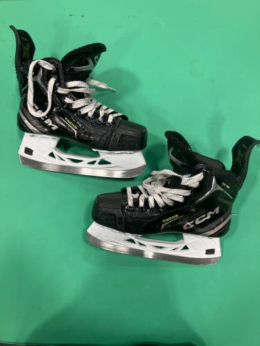 Intermediate CCM Tacks XF 80 Hockey Skates Wide Width Size 5.5 (Used)