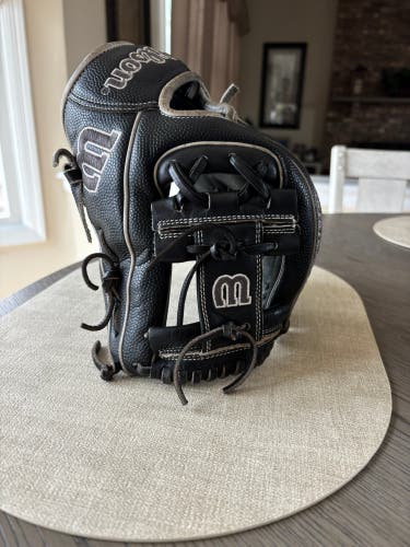 2023 Wilson A2000 1786 RH Infield Baseball Glove 11.5" (Used)