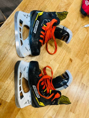 2022 Bauer Supreme M4 Hockey Skates Regular Width Size 1.5 (Used)
