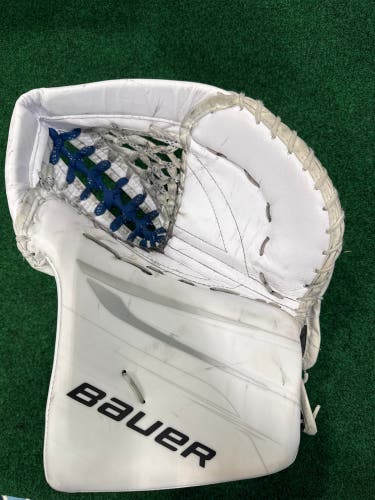 White Senior Bauer Vapor Hyperlite 2 Goalie Glove Regular (Used)
