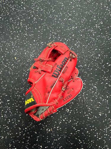 Used Wilson A2291 BB/SB Glove RH Throw Red 9" 11849-S000035591