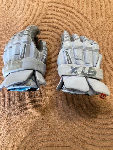White STX Surgeon RZR2 Lacrosse Gloves Small (Used)