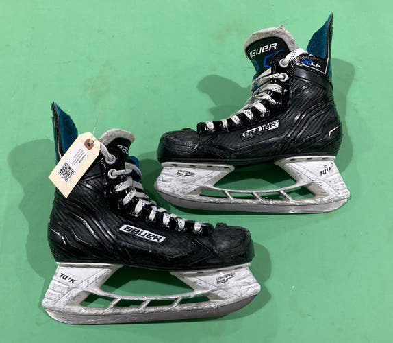 Used Intermediate Bauer XLP Hockey Skates Size 5