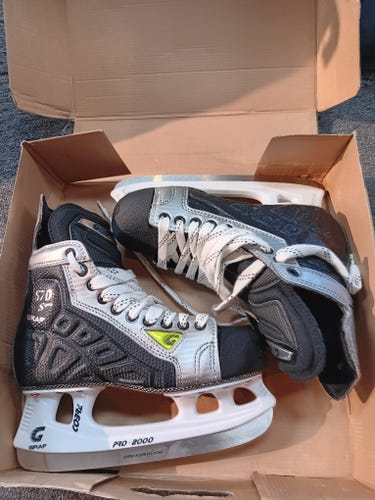 Graf Supra 570 Hockey Skates Regular Width Size 5 (New)