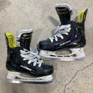 Intermediate Bauer Supreme M4 Hockey Skates | Size 5 , Fit 2