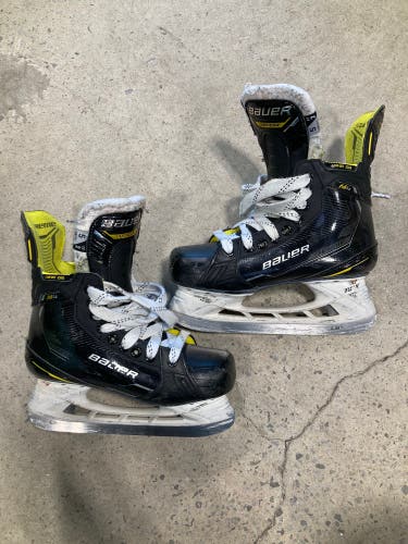 Intermediate Bauer Supreme M4 Hockey Skates | Size 5 , Fit 2