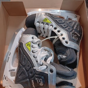 Graf Supra 570 Hockey Skates Wide Width Size 3.5 (New)