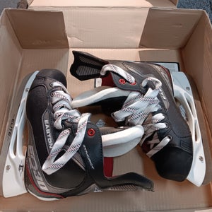 Easton Synergy EQ30 Hockey Skates Regular Width Size 5 (New)
