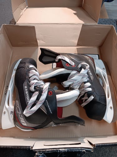 Easton Synergy EQ30 Hockey Skates Regular Width Size 5 (New)