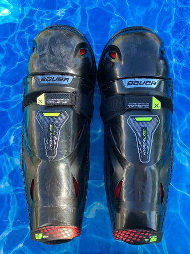 Senior Bauer Vapor Hyperlite Shin Pads 15" (Used)