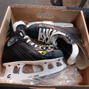 Graf Supra 502 Hockey Skates Regular Width Size 4 (New)