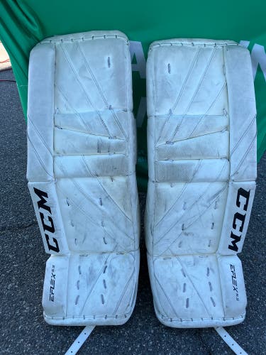 White 26" Youth CCM Extreme Flex E5.5 Goalie Leg Pads (Used)