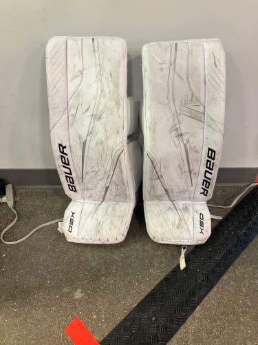 White Medium 28+ Junior Bauer GSX Goalie Leg Pads (Used)