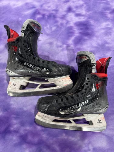 Intermediate Bauer Vapor X5 Pro Hockey Skates Size 5 (Used)