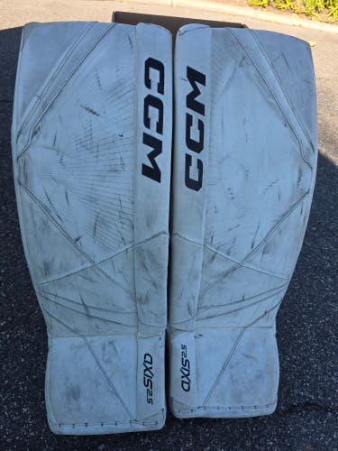 White 28" Junior CCM Axis 2.5 Goalie Leg Pads (Used)