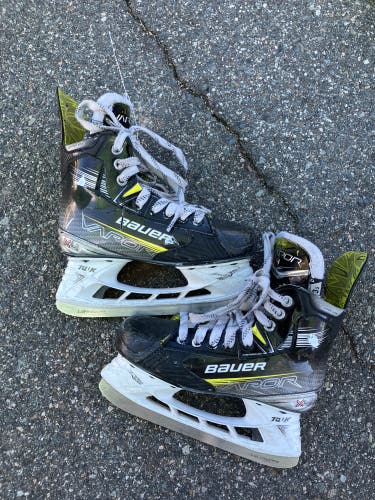 Junior Bauer Vapor X4 Hockey Skates Regular Width Size 3.5 (Used)