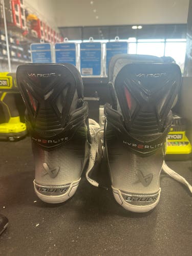 2023 Bauer Vapor Hyperlite 2 Hockey Skates Regular Width 8.5 (Used)