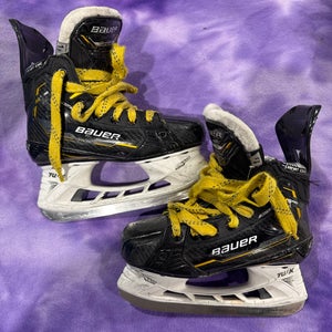 Junior Bauer Supreme M5 Pro Hockey Skates Extra Wide Width Size 1.5 (Used)