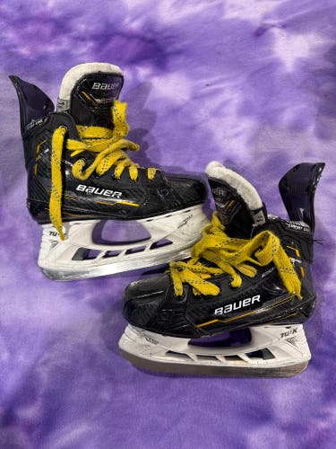 Junior Bauer Supreme M5 Pro Hockey Skates Extra Wide Width Size 1.5 (Used)