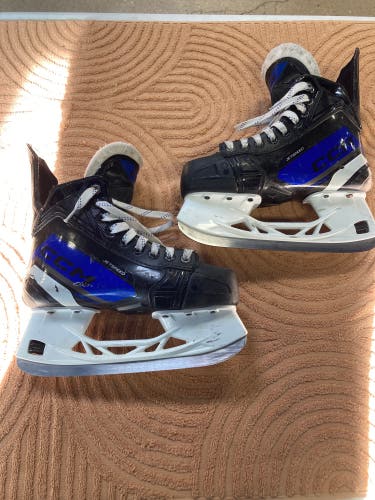 Intermediate CCM JetSpeed XTra Hockey Skates Regular Width Size 4 (Used)
