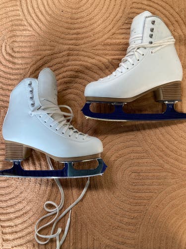 White Jackson Ultima Evo Figure Skates Size 6 (Used)