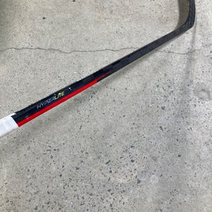 Junior Bauer Vapor Hyperlite Hockey Stick | RH P28