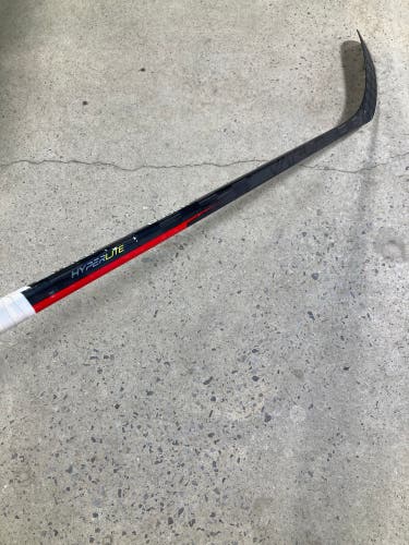 Junior Bauer Vapor Hyperlite Hockey Stick | RH P28