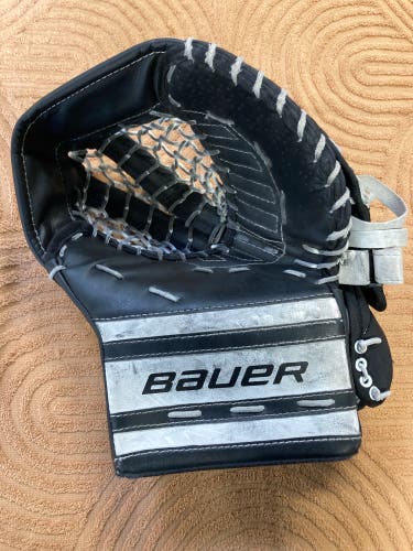 Black Junior Bauer GSX Goalie Glove Regular (Used)