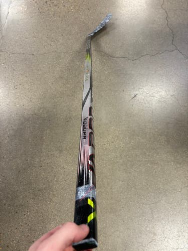 Senior Bauer Vapor Hyperlite 2 Hockey Stick Right Handed P28 65 Flex (Used)